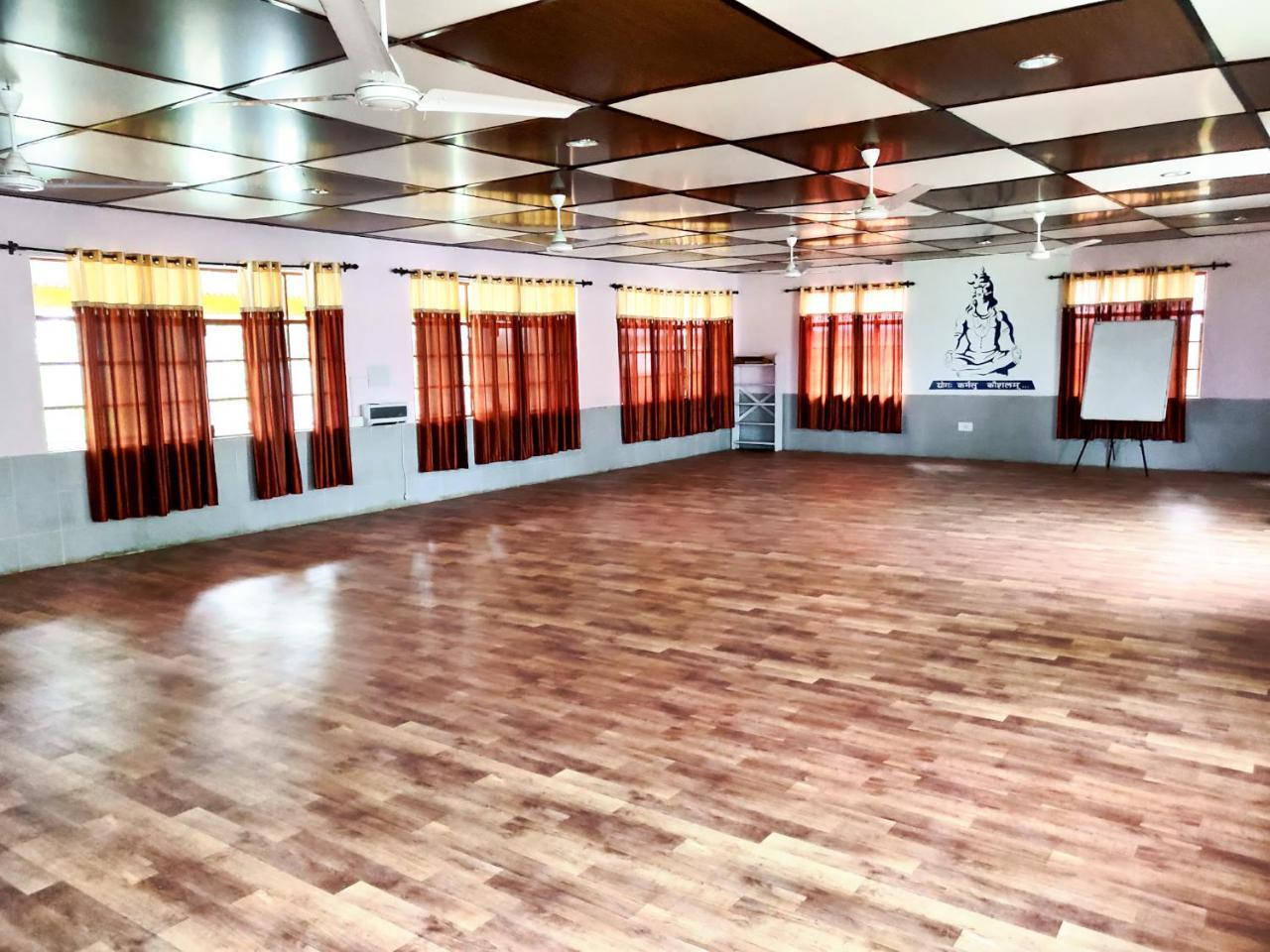 波普斯餐厅酒店 Pālampur 外观 照片